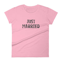 Women's short sleeve - A classic fit. "JUST MARRIED"