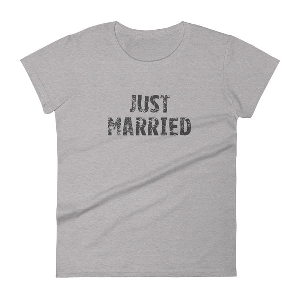 Women's short sleeve - A classic fit. "JUST MARRIED"